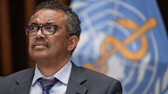 Passé de l'ombre à la lumière, Tedros Adhanom Ghebreyesus, le patron de l'OMS, navigue entre louanges et critiques. ©AFP - Fabrice COFFRINI