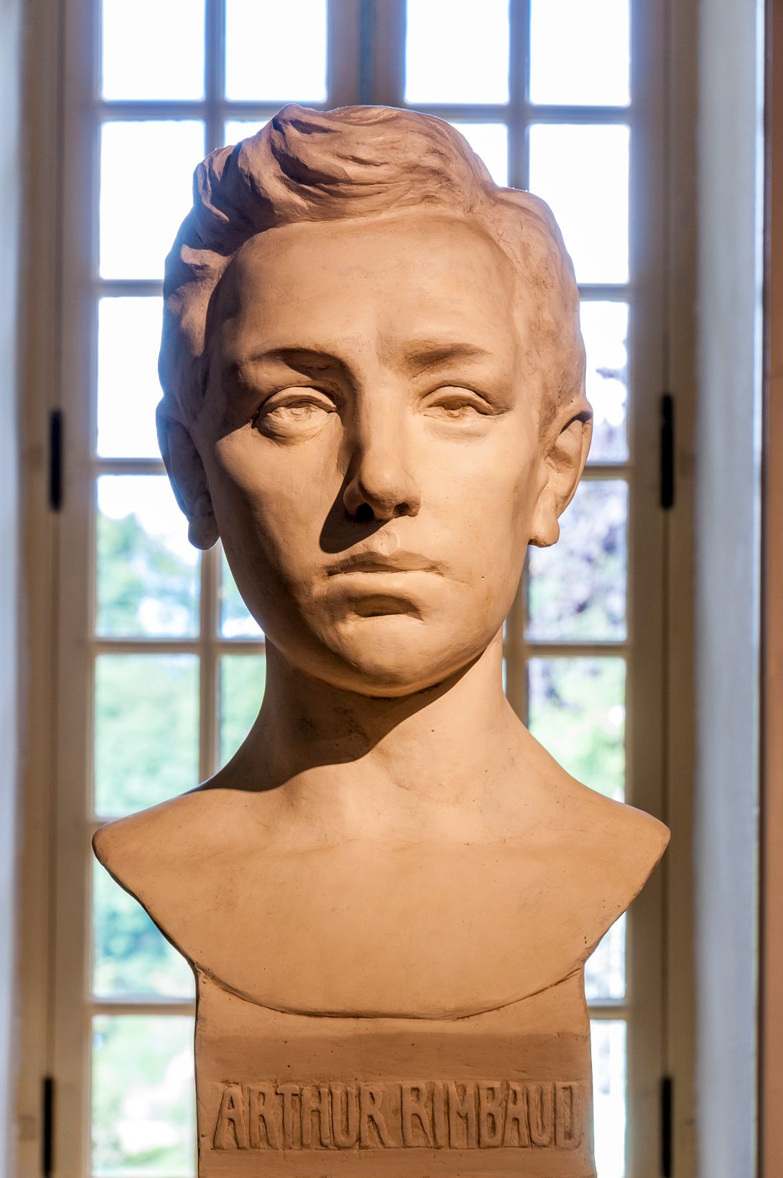 Buste d'Arthur Rimbaud par Paterne Berrichon en 1901au Musée Arthur Rimbaud à Charleville-Mézières.
