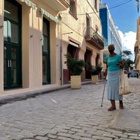 Une femme âgée se promène dans une rue de La Havane, le 17 décembre 2020. Le gouvernement cubain a augmenté la pension minimum pour l'âge et l'invalidité totale dans le cadre de la transformation de la répartition des revenus de la population.