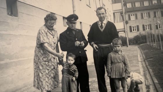 À droite, Bernard Cavanna aux côtés de son grand-père paternel allemand Karl Koop, accordéoniste - Archives personnelles