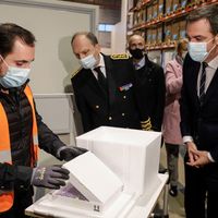 Le Ministre de la Santé Olivier Véran en visite dans un centre logistique pour la distribution du vaccin contre le COVID-19, à Chanteloup-en-Brie, le 22 décembre 2020.