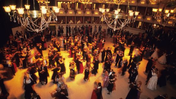 Des couples dansent la valse lors d'un bal, à Vienne, en Autriche ©AFP - J-C.&D. Pratt / Photononstop