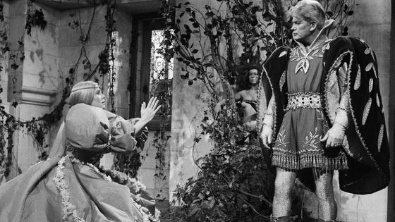 Catherine Deneuve et Jean Marais sur le tournage de Peau d'Âne de Jacques Demy en 1970 - Michel Ginfray/Sygma/Sygma via Getty Images