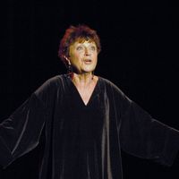 La chanteuse Anne Sylvestre en 2003 à l'Auditorium Saint-Germain