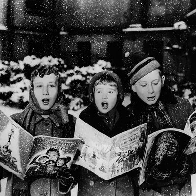 Enfants qui chantent des chants de Noël en 1960