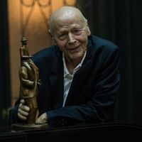 L'écrivain Pierre Michon avec le prix Franz Kafka lors d'une cérémonie pour le prix littéraire international Franz Kafka organisé à l'ancien hôtel de ville de Prague le 22 octobre 2019 à Prague.