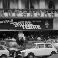 File d'attente devant le cinéma le "Kinopanorama" lors de la sortie du film "Voyage au centre de la terre" dans le 15ème arrondissement de Paris le 30 mai 1975.