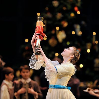 Meaghan Grace Hinkis du Royal Ballet dans le rôle de Clara pour le Casse-Noisette mis en scène par Peter Wright au Royal Opera House Covent Garden de Londres