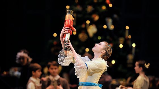 Meaghan Grace Hinkis du Royal Ballet dans le rôle de Clara pour le Casse-Noisette mis en scène par Peter Wright au Royal Opera House Covent Garden de Londres ©Getty