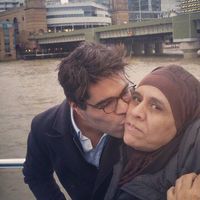 Mohammed et sa mère, Khadra. "Si elle avait fait des études, je pense qu'elle serait chef d'entreprise et mènerait une armée derrière elle pour arriver à ses objectifs". Mohammed
