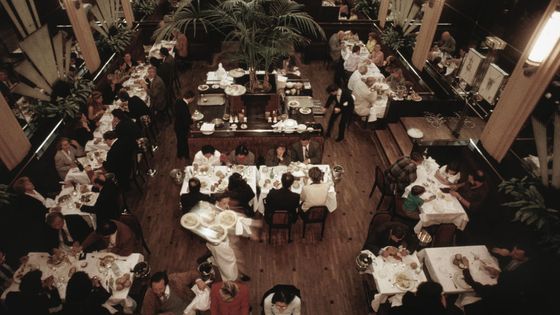 La brasserie 'Le Boeuf sur le toit' à Paris dans les années 1990 ©Getty - Jean-Luc MANAUD
