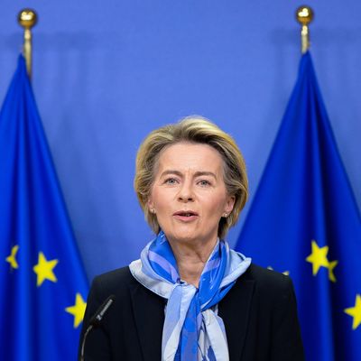 La Commission européenne donne son feu vert au vaccin des laboratoires Pfizer et BioNTech.