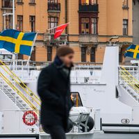 Le drapeau national suédois flotte au dessus de ferries le 3 décembre 2020 à Stockholm, pendant la seconde vague de la pandémie de COVID-19