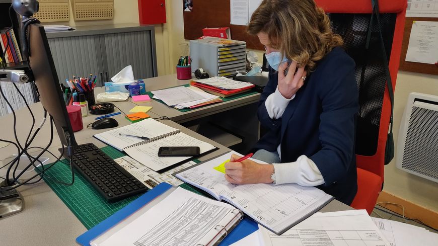 La directrice de l'école primaire Anatole France, Aline Becker, gère en ce moment les situations des élèves les plus en difficulté, dans le cadre d'une cellule de veille.