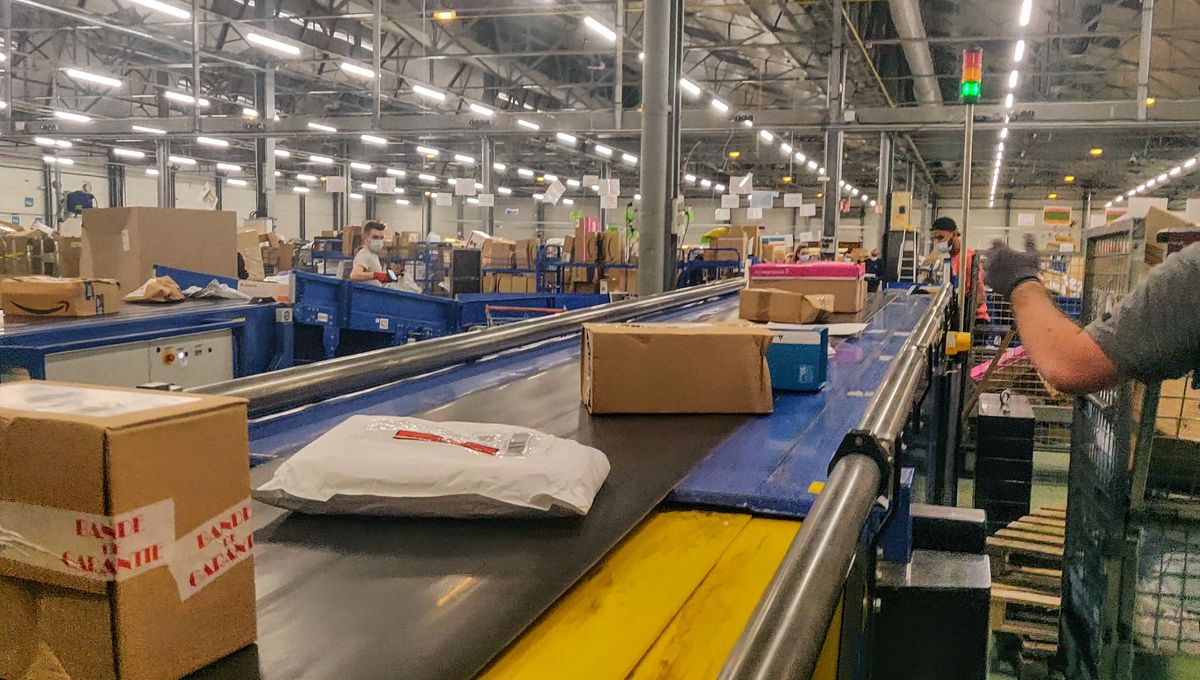 Video Le Nombre De Colis Explose Au Centre De Tri La Poste De Perigny