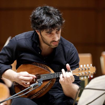 Le mandoliniste israélien Avi Avital avec la Deutschen Kammerphilharmonie de Bremen sous la direction de Florian Donderer à la Philharmonie Köln (2017)