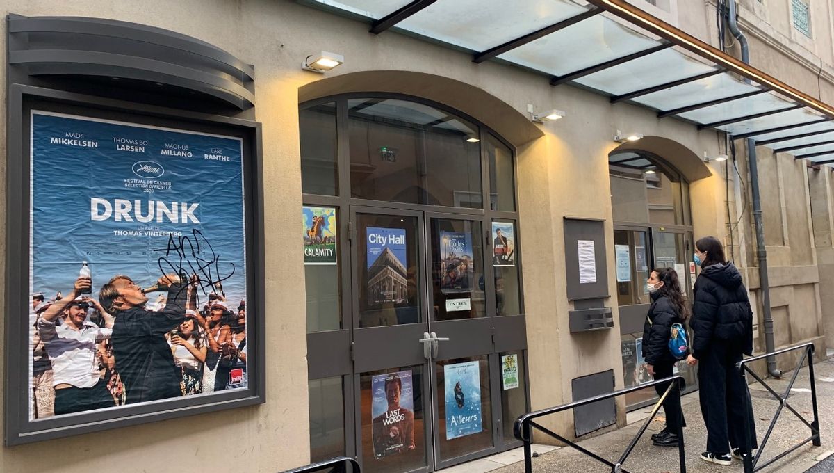 La nouvelle économie La joie du patron du cinéma le Sémaphore à Nîmes