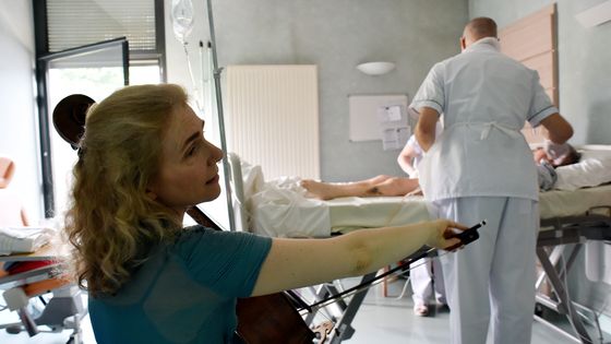 Claire Oppert joue pour un patient à l'hôpital Sainte-Périne, le 11 juillet 2016 ©AFP - Alain Jocard