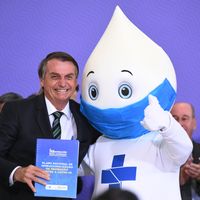 Le président brésilien Jair Bolsonaro pose avec Ze Gotinha, le symbole de la campagne brésilienne de vaccination, le 16 décembre 2020.