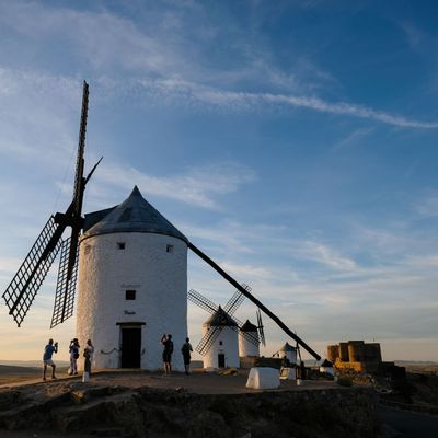 La Mancha, Espagne, 23 Septembere 2019 : Les moulin à vents et le château de Consuegra du 16ème S. sur la colline de Calderico. Cette région a servi de décor à Miguel de Cervantes pour situé son livre "Don Quichotte de la Mancha"