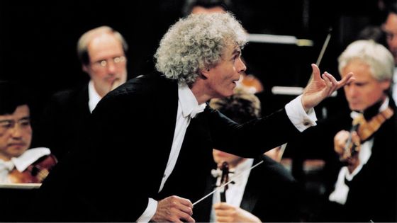 Le chef d'orchestre Sir Simon Rattle - Photo by X / Warner Classics