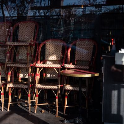 La terrasse d'une brasserie parisienne le 18 décembre 2020