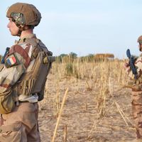 Des soldats de l'armée française patrouillent dans une zone rurale lors de l'opération Barkhane, dans le nord du Burkina Faso, le 9 novembre 2019.