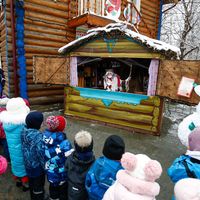 Une femme déguisée en Baba-Yaga captive à Noël les enfants avec ses histoires