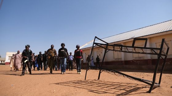 La police patrouille à l'intérieur de l'école des sciences du gouvernement à Kankara, dans le nord-ouest de l'État de Katsina, au Nigéria, après que des hommes armés ont enlevé des étudiants le 15 décembre 2020 ©AFP - Kola Sulaimon