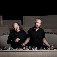 "Boule à Neige", titre du nouveau spectacle du metteur en scène Mohamed El Khatib créé en collaboration avec l’historien et professeur au Collège de France, Patrick Boucheron.