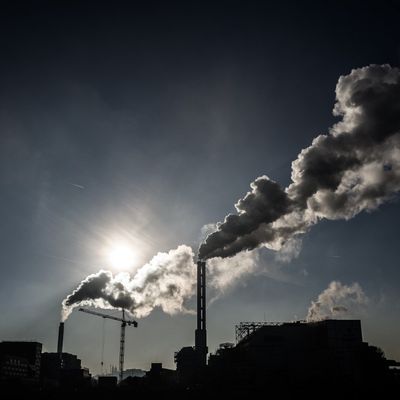 Des fumées s'échappant d'une usine, à Saint-Ouen (Seine Saint Denis)