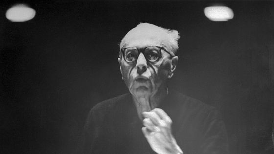 George Szell dirige l'Orchestre de Cleveland lors d'une session d'enregistrement pour Columbia Records. ©Getty - Bettman
