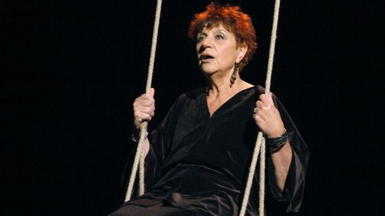 Photo prise le 4 novembre 2003, de la chanteuse française, auteure-compositrice-interprète, Anne Sylvestre ©AFP - STÉPHANE DE SAKUTIN