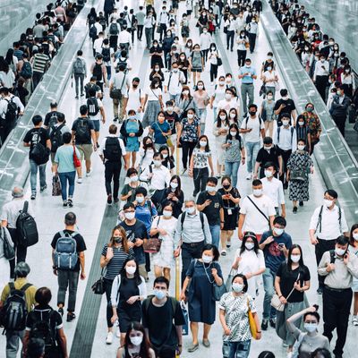 De nombreux pays font face à une recrudescence de l'épidémie et une nouvelle vague de mesures s'abat en Europe pour tenter de l'endiguer à l'approche des fêtes de fin d'année.