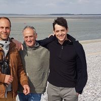 Denis Cheissoux entouré de Jean Boucault (à gauche) et de Johnny Rasse (à droite) qui forment le duo "Les Chanteurs d'oiseaux"