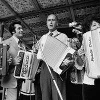 Valéry Giscard d'Estaing joue au festival mondial de l'accordéon en 1973.