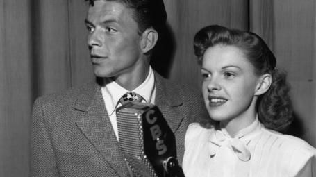 Frank Sinatra et Judy Garland dans un studio de CBS lors d'une représentation pour l'émission de radio de Sinatra, le 24 mai 1944. ©Getty - CBS Photo Archive