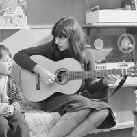 Anne Sylvestre chez elle, entourée de ses 2 enfants, en 1969, à Paris, France