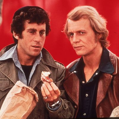Les acteurs de la série Starsky & Hutch Paul Michael Glaser et David Soul en 1977.