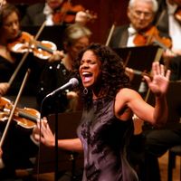 Le New York Philharmonic et le Louisiana Philharmonic Orchestra présentent "Bringing Back The Music: A Benefit Concert" au Avery Fisher Hall le 28 octobre 2005. Sur cette photo : Audra McDonald.
