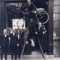 Vernissage de l'exposition "Dada Max Ernst" à la librairie "Au Sans Pareil", Paris, le 2 mai 1921. Photographe inconnu.: R. Hilsum, B. Péret, S. Charchoune, P. Soupault, J. Rigaud, A. Breton