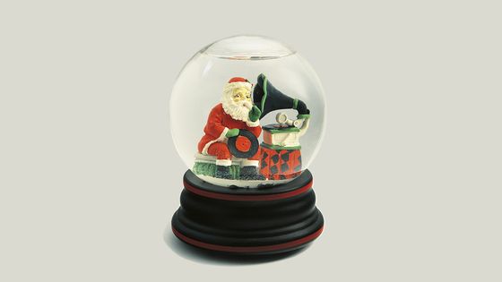 Santa Claus listening to the Grapmophone ©Getty - DEA / A. DAGLI ORTI / De Agostini