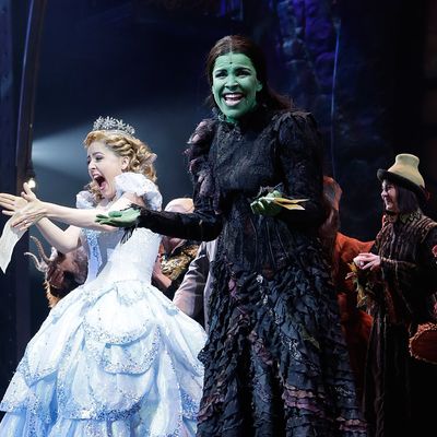 Alli Mauzey et Lindsay Mendez assistent au lever de rideau de « Wicked ». À l’occasion du 10e anniversaire de la comédie musicale au Gershwin Theatre de Broadway, le 30 octobre 2013 à New York.