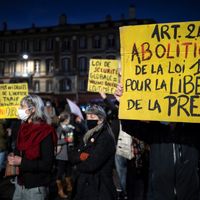 Pancarte de manifestant dénonçant l’article 24 de la loi de Sécurité globale et revendiquant le droit de la liberté de la presse. Photo prise le 17 novembre 2020 lors d’une manifestation en Toulouse.