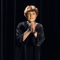 Anne Sylvestre sur la scène de l'Auditorium Saint-Germain à Paris, lors de la série de concerts qu'elle y a donnée en novembre 2003