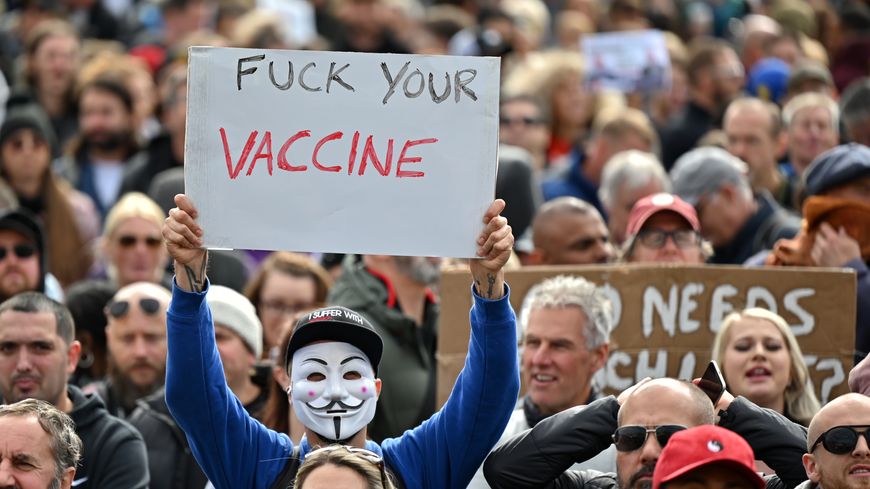 Un manifestant anti-vaccin lors d'un rassemblement à Trafalgar Square à Londres, le 26 septembre 2020.