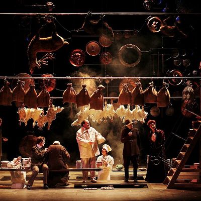 Cyrano de Bergerac à Comédie française d'Edmond Rostand mise en scène par Denis Podalydes - Costumes de C. Lacroix, mise en scène d'Eric Ruf, Gregory Gadebois (Ragueneau) et Michel Vuillermoz (Cyrano)