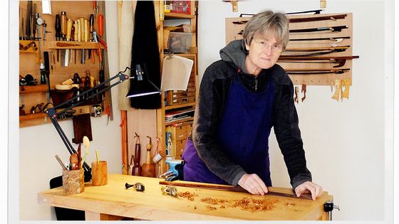 La violoncelliste Marion Middenway dans son atelier fabriquant un archet - Marion Middenway