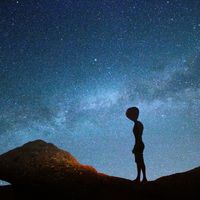 Alien face à la Voie lactée dans la nuit. Photographie artistique.