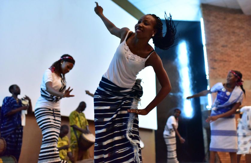 Los bailarines actúan antes del estreno del 25o Festival Africano de Cine y Televisión (